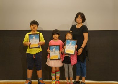 主辦單位中華國際人權促進會執行長李惠芬頒獎給得獎學生
